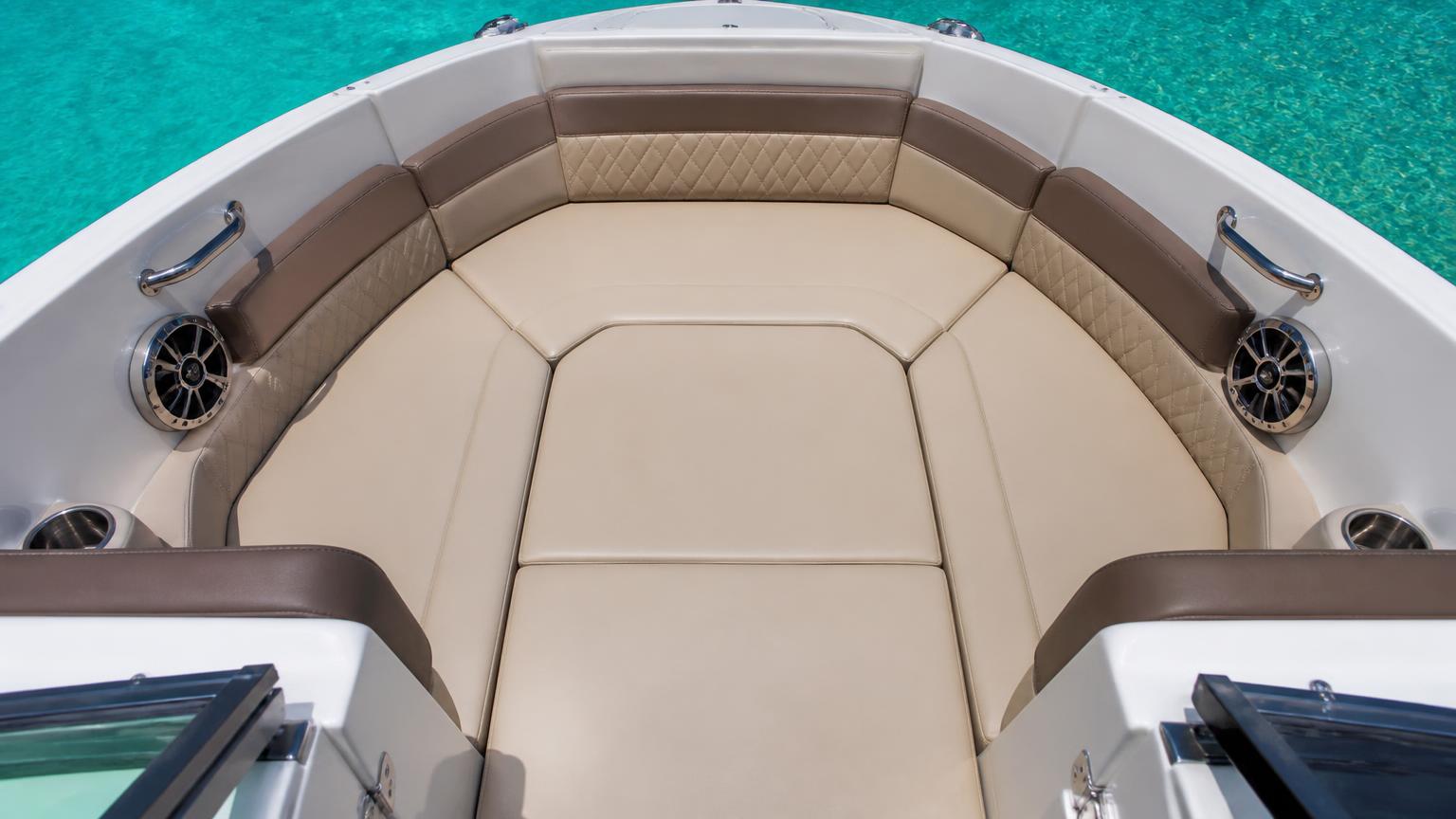 Crestliner Vision 1600 Bowrider Amazing Photo by www.BOWRIDER-BOATS.com — Crestliner Vision 1600 bowrider boat, on the water, 16.0 ft aluminium hull with outboard propulsion. Images Created by www.Bowrider-Boats.com