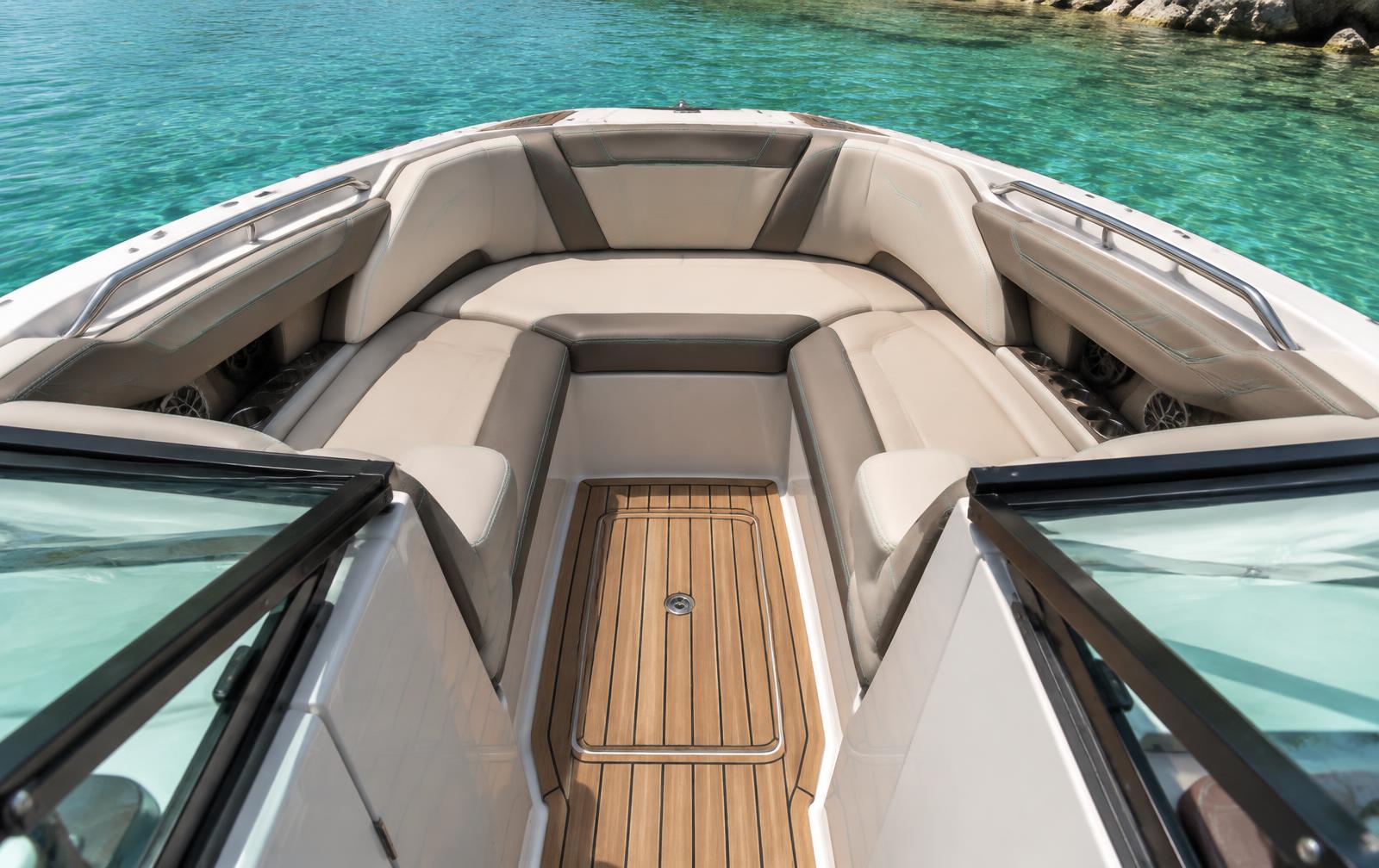 Chris-Craft Launch 22 Bowrider Amazing Photo by www.BOWRIDER-BOATS.com — Chris-Craft Launch 22 bowrider boat, on the water, 22.0 ft fibreglass hull with outboard propulsion. Images Created by www.Bowrider-Boats.com