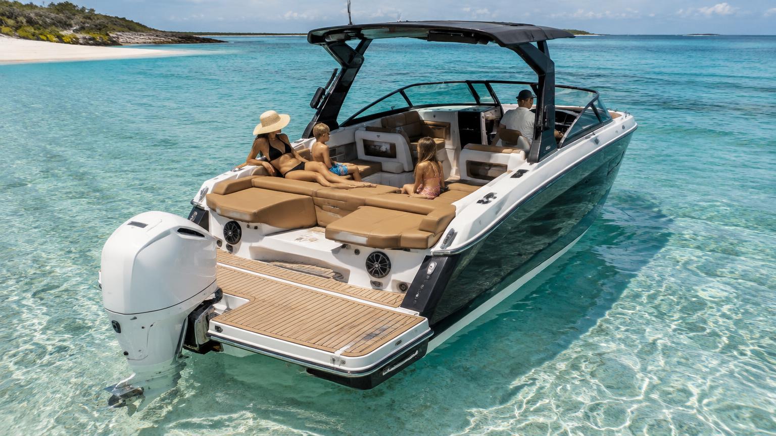 Maxum 1800 SR Bowrider Amazing Photo by www.BOWRIDER-BOATS.com — Maxum 1800 SR bowrider boat, on the water, 18.0 ft fibreglass hull with stern drive propulsion. Images Created by www.Bowrider-Boats.com