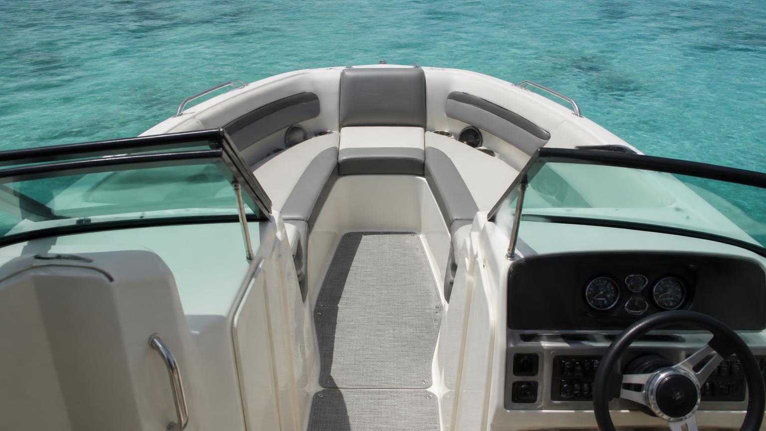 Bayliner VR5 bowrider boat, helm and open bow lounge, 19.8 ft fibreglass hull with outboard propulsion. Images and Photos created by www.bowrider-boats.com